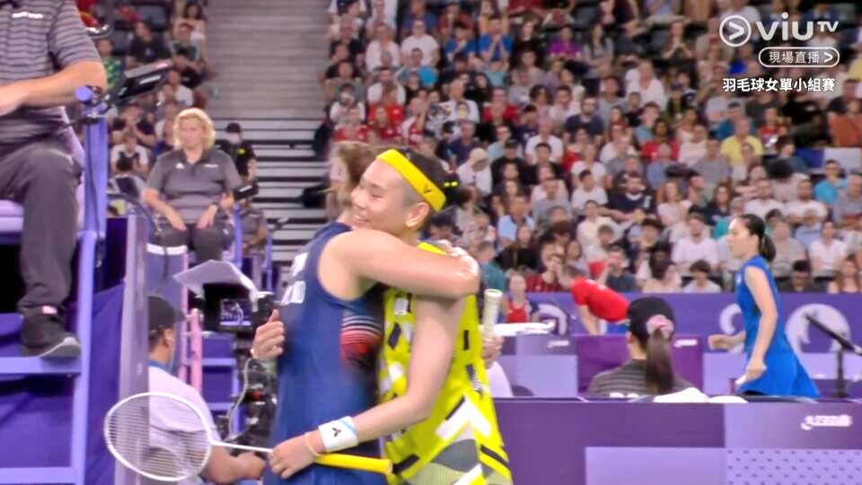 CharlesCheng's tweet photo. Watched live Ratchanok INTANON vs TAI Tzu Ying, probably the last #OlympicGames for TAI before retirement. Both cries after the match, and a very sad moment as TAI probably played with painful knee. #Olympics #Paris2024 #Badminton #RatchanokIntanon #TaiTzuYing #戴資穎 @Olympics https://t.co/5jvI6QsAJr