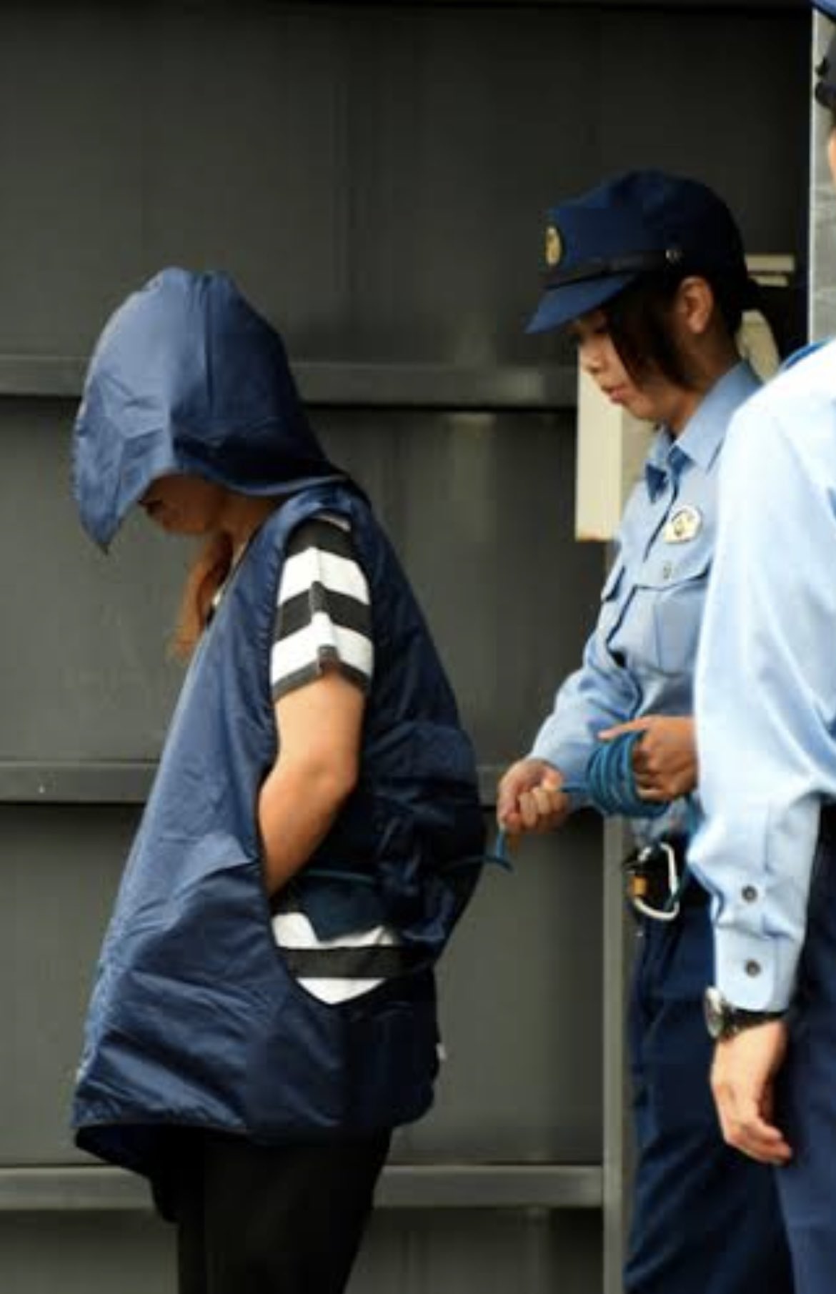 腰縄　女 手錠と腰縄をされ護送される女性容疑者達。 彼女達は、どんな気持ちで手錠と腰縄をされて護送されているのでしょうかね。 手錠と腰縄 をされて護送される姿を見ると可哀想だと思ってしまいますけど、彼女達は、犯罪者ですから手錠と腰縄をされて護送されるのは ...
