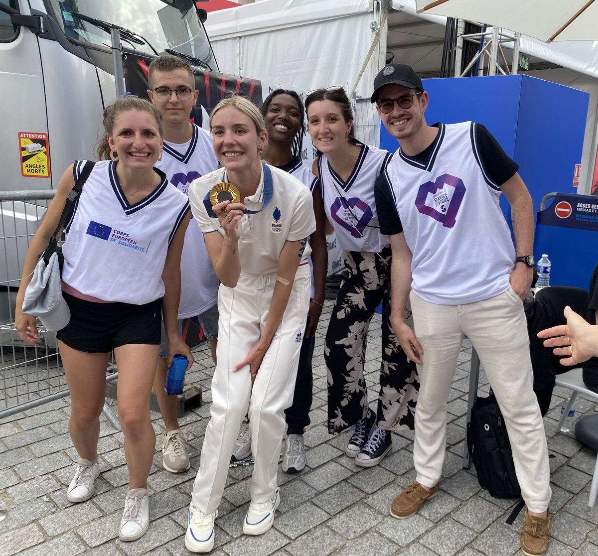 ServiceCivique's tweet photo. 🥇Au #ClubFrance rencontre des jeunes en #ServiceCivique avec la médaillée d’or @CassandreBeaugr et le médaillé de bronze @LeoBergere 👏👏
tout près du stand @Sports_gouv où les volontaires accueillent le public aujourd’hui, en présence de @nbellaoui https://t.co/a2AFQX3UDb