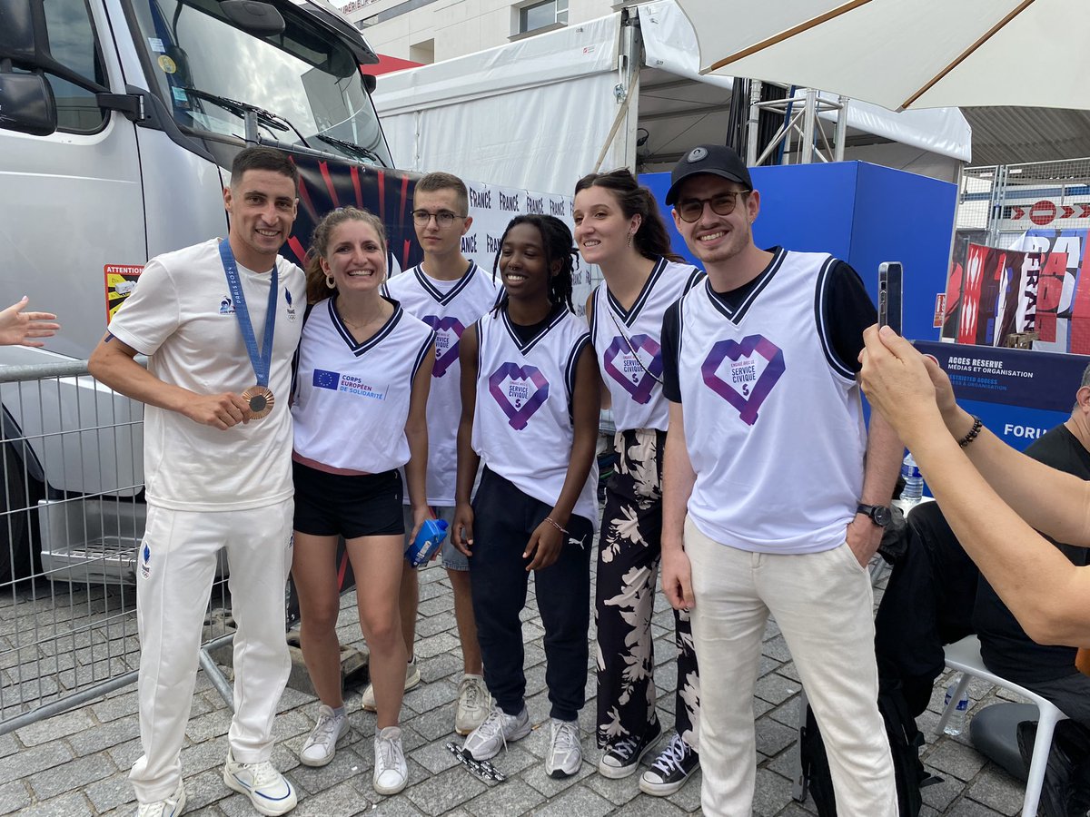 ServiceCivique's tweet photo. 🥇Au #ClubFrance rencontre des jeunes en #ServiceCivique avec la médaillée d’or @CassandreBeaugr et le médaillé de bronze @LeoBergere 👏👏
tout près du stand @Sports_gouv où les volontaires accueillent le public aujourd’hui, en présence de @nbellaoui https://t.co/a2AFQX3UDb