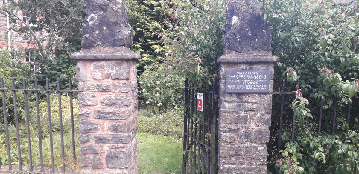 Don't you love accidentally discovering a little oasis?  This small park is in Bampton.
#LoveParks #devongardens
