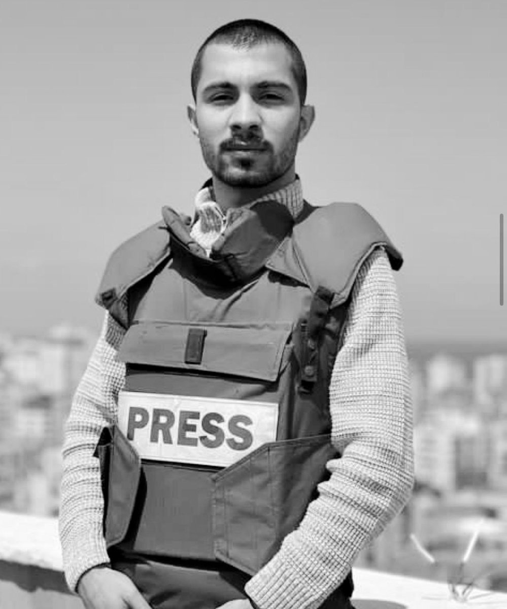 إنا لله وإنا إليه راجعون 💔

استشهـاد مراسل قناة الجزيرة في #غزة اسماعيل الغول والمصور رامي الريفي بعد استهدافهم بقصف صهيونـي غاشم وهم على رأس عملهم

دعواتكم لهم بالرحمة والمغفرة 🤲🏻 

#اسماعيل_هنية | #نديب_قطر | #فلسطين 🇵🇸