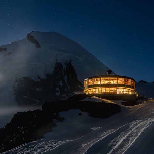 Saas-Fee Nächtliche Stimmung beim höchstgelegenen Drehrestaurant der Welt. 📷📷