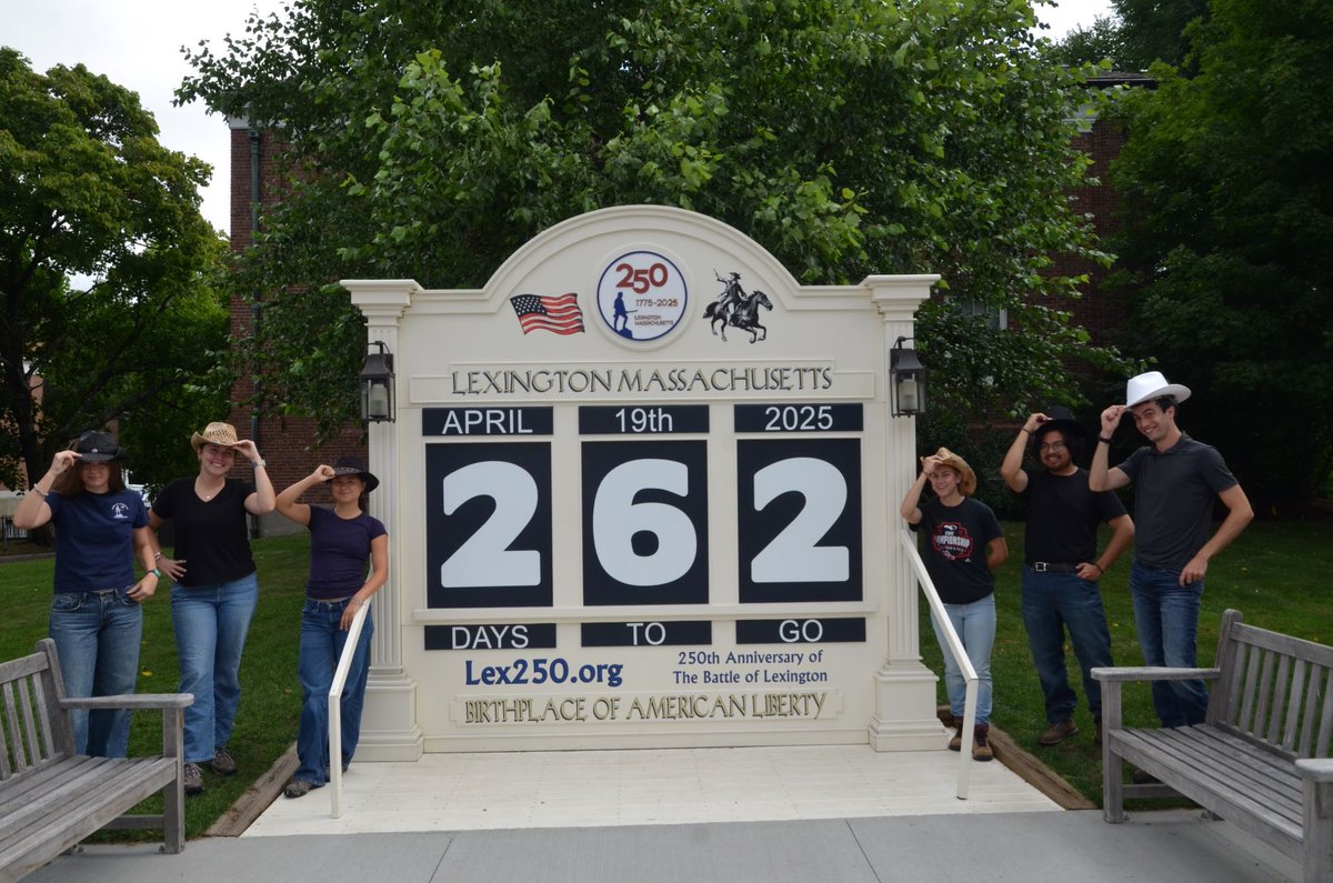 🌟 Today's #CalendarKeepers for the #CountdownTo250 are the <a href="/TownOfLexMA/">Town of Lexington, MA</a> DPW Engineering Division! 📆✨
Join us in celebrating the hardworking inspectors and interns who keep our town running smoothly! 💙🚜🛠️ #Lex250 #DPW #CommunitySupport