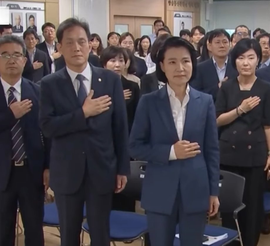 태극기에 대한 맹세를 배에 대고 하는 이진숙.