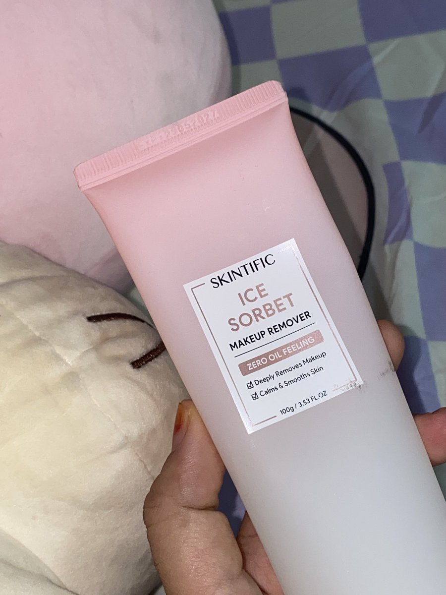 analeyy_'s tweet photo. Close up texture dia macam cleansing balm. Tapi, tak greasy langsung ya 😭 
I pun tkthu nak cakap ni cleansing balm ke cleansing oil sebab sumpah tak pernah jumpa texture makeup remover yang macam ni. https://t.co/VTEtgR8vym
