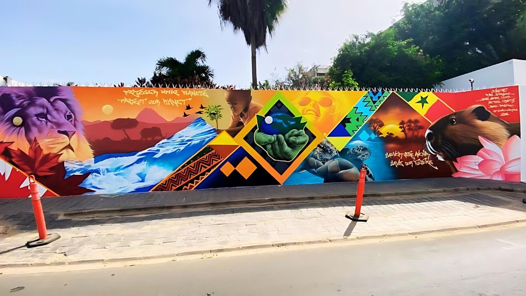 AmbCanSenegal's tweet photo. 🎨 Découvrez la nouvelle fresque murale à la Résidence officielle du Canada au 🇸🇳! Créée par l'artiste #graffeur Madzoo @RBSCrewSN, elle illustre la lutte contre le changement climatique. Un appel à l'action pour un avenir durable. #CanadaauSénégal #MaisonPierpoint #Graffiti ⬇️ https://t.co/9AnmJDxz4H