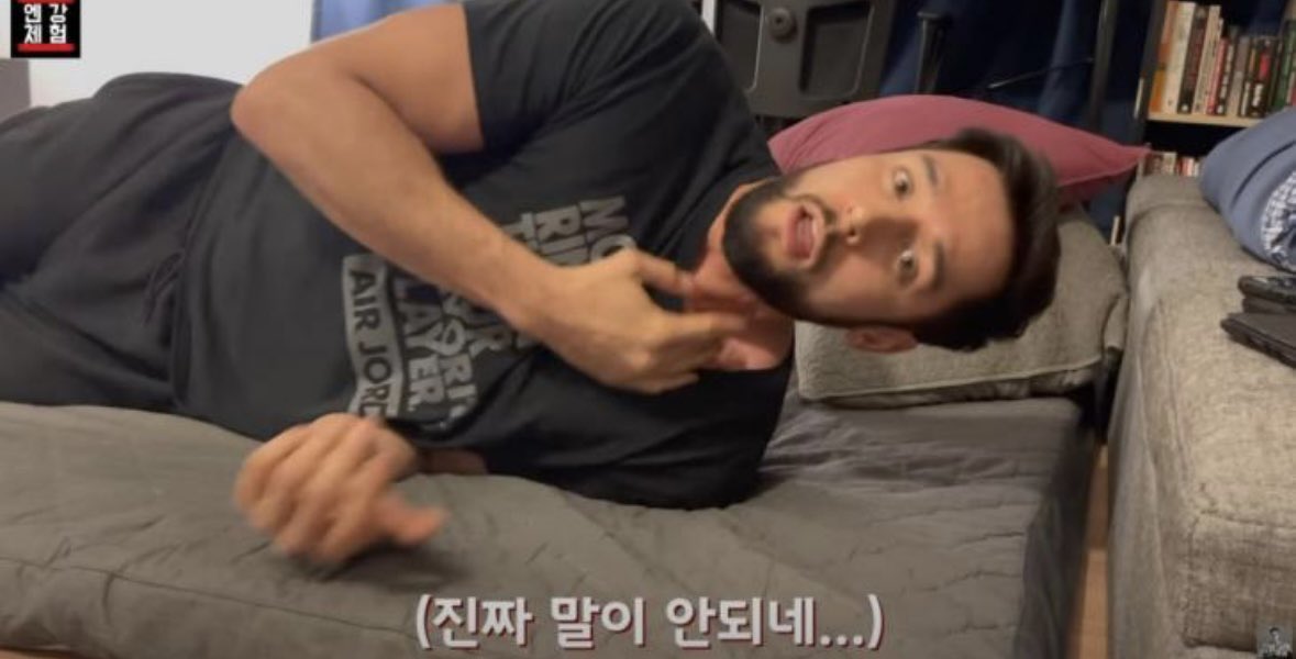 오늘 관극에서 뜻밖에 웃참 챌린지 했떤 장면은… 엔딩에 깅살리 목찌르고 바닥에 쓰러져 있는데ㅜ 옆으로 누우니까 어깨 너모 넓어서 머리가 바닥에 아슬아슬 안닿..ㅏ… 숨죽여 쓰러져 있어야 하는데 힘든지 머리 흠칫들썩 넘 귀여운거 아니냐고🤦🏻‍♀️