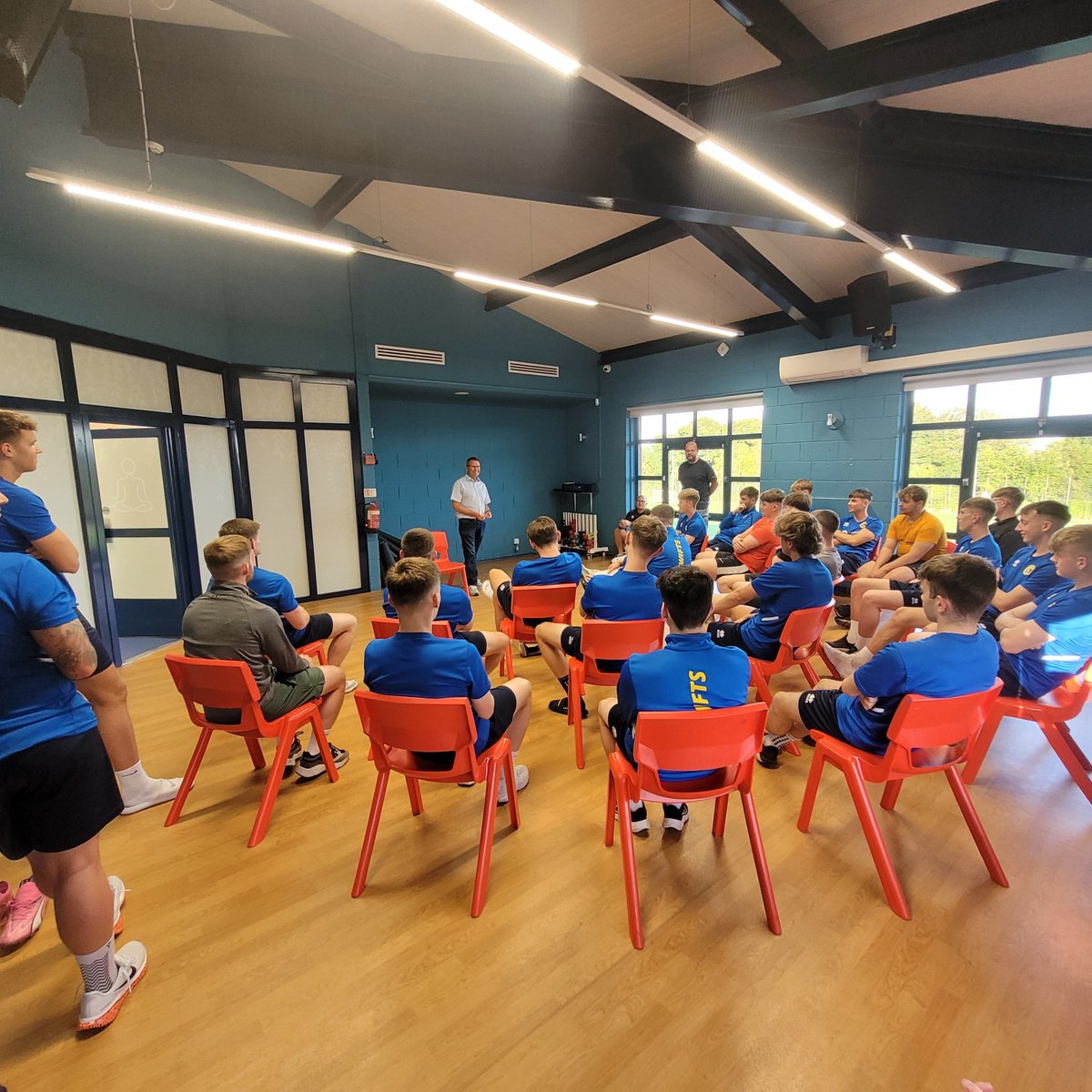 swifts_fc's tweet image. As always, great to have our Club Mental Health First Aider, @EddieMartin1885 along to have a catch up and familiarisation with our 1st team and U20 squads last night. Thanks again Eddie 👍🇺🇦 #NOSTIGMA #ITSGOODTOTALK