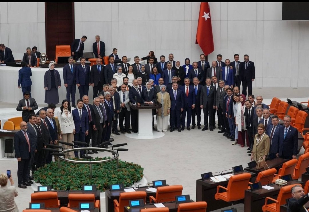 Utancın, kalbi taş olanların fotoğrafı. Kanlı ellerinizi kaldırdınız, görevinizi yaptınız! Tatilinize çıktınız. Ama İnanıyorum karma hiç bir zaman şaşmaz... #KatliamaHayır