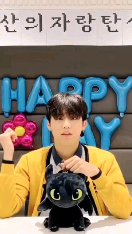 kopigoina's tweet photo. Yang mau samaan sama jeongwoo yuk gas Checkout

WTS Want to Sell Toothless Keychain/ bagcharm official dreamworks
 https://t.co/b2JB43OSUs https://t.co/rKnbCgw5pz