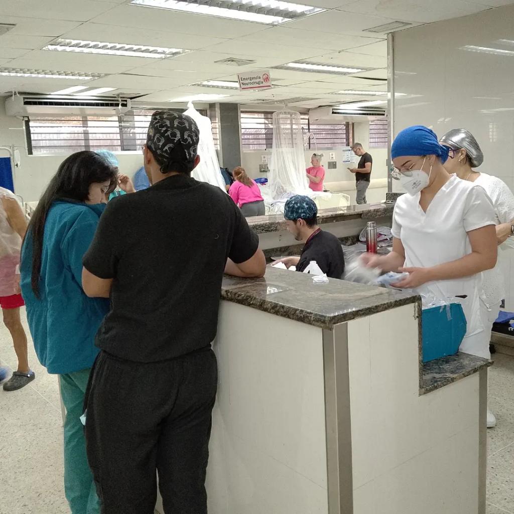 ¡En el HGNDMPC , la entrega y el compromiso no se detienen!
Día tras día, nuestro equipo médico y de enfermería, con ahínco y dedicación, se esfuerzan para brindar la mejor atención a cada paciente. 💖 #ElIVSSNoSeDetiene  💓
 #JuntosPorCadaLatido