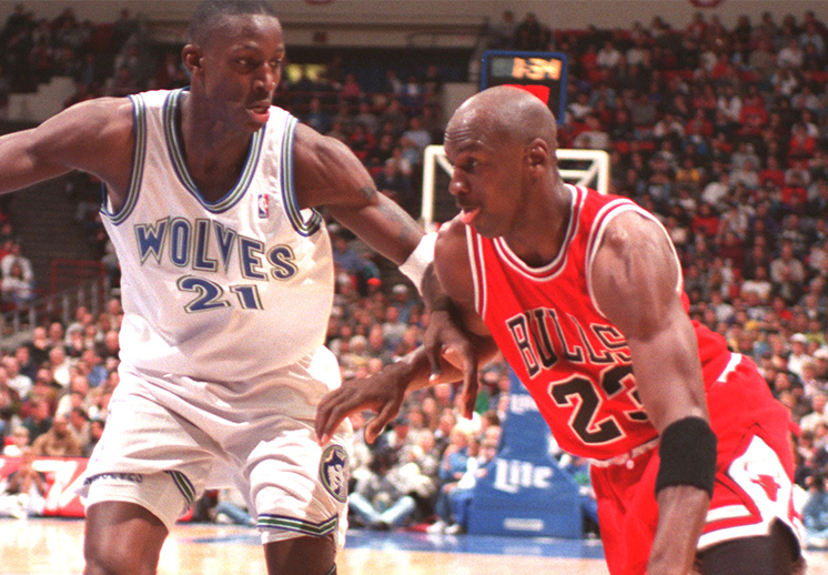 altieribruno's tweet photo. Hace 17 años, Kevin Garnett llegaba a Boston para que nazca el Big Three campeón. KG fue un líder excéntrico, obtuso, por momentos loco. Y un trash talker de lujo. Sin embargo, cuando era un novato, alguien lo ridiculizó, y con eso aprendió. 

Ese alguien fue... Michael Jordan. https://t.co/wjN0WLoPo9