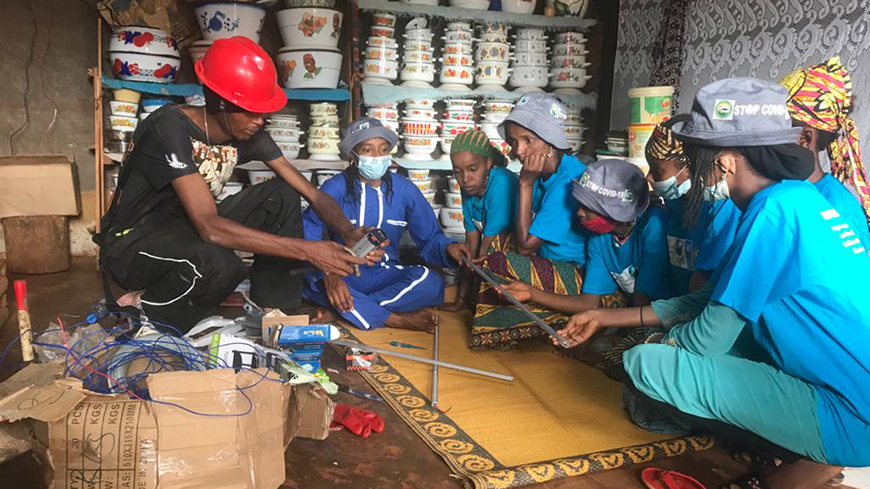 With funding from <a href="/GEF_SGP/">Small Grants Programme</a>’s Indigenous Peoples Fellowship, an initiative introduced solar energy to indigenous women in #Cameroon 🇨🇲⚡

Discover how solar power has benefitted households and farms: wrld.bg/Bf1C50SNt4w