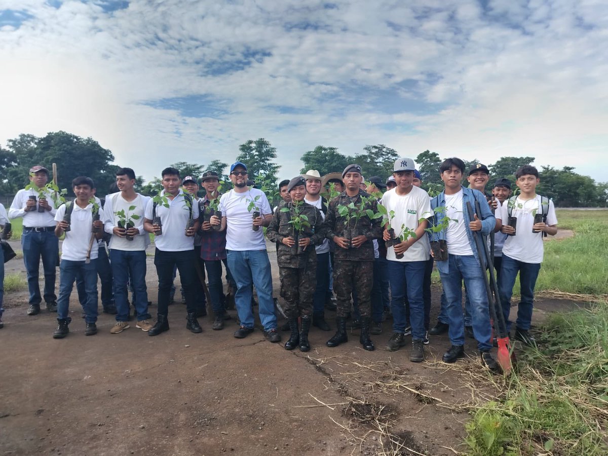 El cuidado del medio ambiente es responsabilidad de todos. 🌳🫡🇬🇹

#Retalhuleu | Comando Aéreo del Sur del #EjércitoGT participó en jornada de reforestación, en coordinación con el <a href="/inabguatemala/">INAB Guatemala</a> e <a href="/intecapoficial/">Intecap</a>, sembrando 300 árboles de diferentes especies.