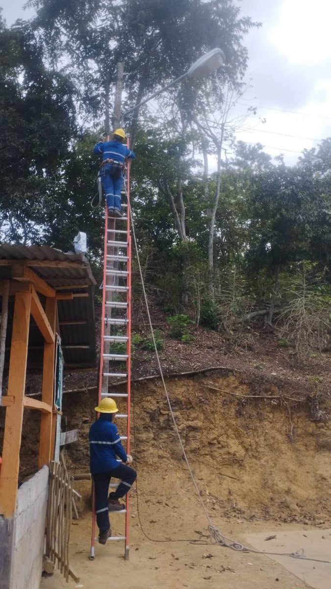 GoberManabi's tweet photo. En los recintos La Cantora y Curea de la parroquia Pedro Pablo Gómez del cantón Jipijapa, ya cuentan con alumbrado público. Así se fortalece la seguridad en Manabí.

Los trabajos fueron realizados por @CNEL_EP en coordinación con la Tenencia Política.

#ElNuevoEcuadorResuelve https://t.co/0Ml2VVnG4s