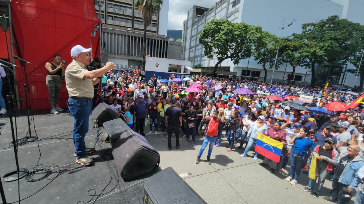 torrealbaf's tweet photo. #31Jul || Aquí está la Clase Obrera venezolana concentrada en la #Cantv,  para ir rumbo al Palacio de Miraflores para respaldar la victoria electoral de nuestro Compañero Bolivariano Trabajador y Presidente Electo por el pueblo @NicolasMaduro 
#VenezuelaEsPaz https://t.co/t8gSVingil