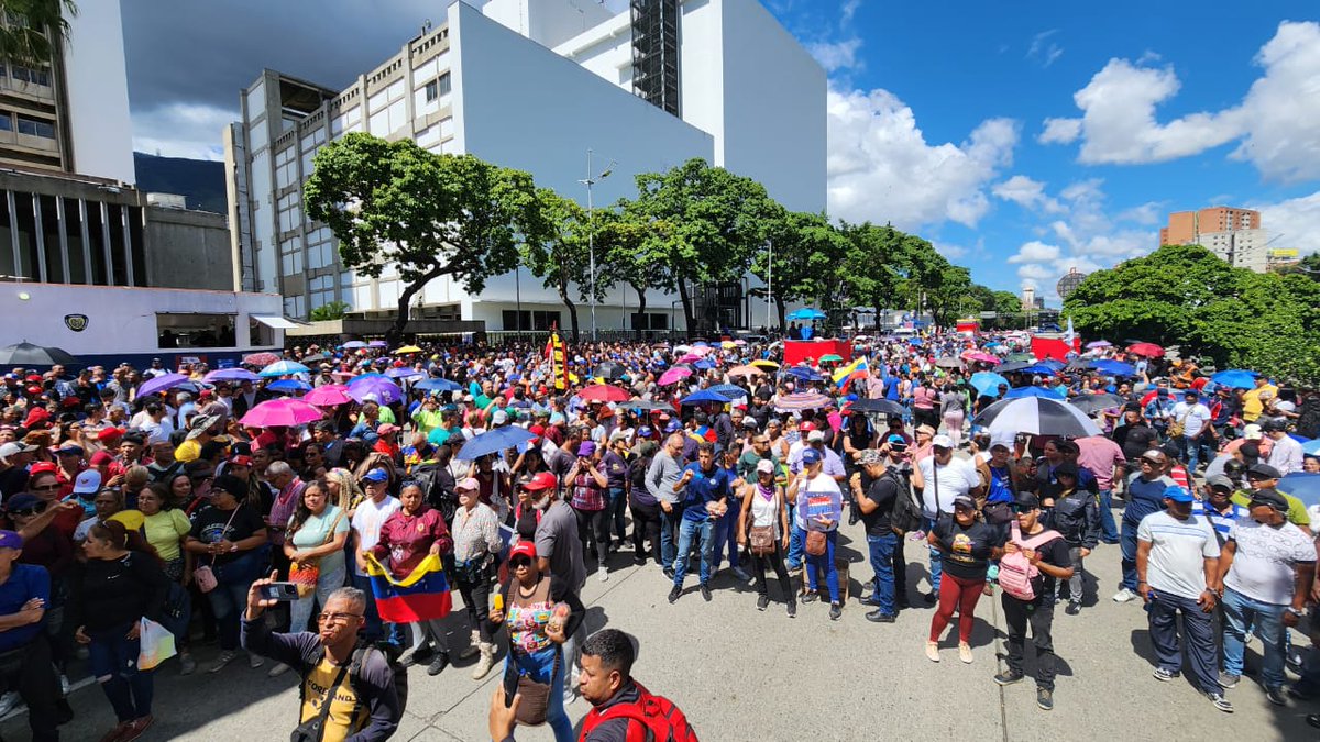 torrealbaf's tweet photo. #31Jul || Aquí está la Clase Obrera venezolana concentrada en la #Cantv,  para ir rumbo al Palacio de Miraflores para respaldar la victoria electoral de nuestro Compañero Bolivariano Trabajador y Presidente Electo por el pueblo @NicolasMaduro 
#VenezuelaEsPaz https://t.co/t8gSVingil