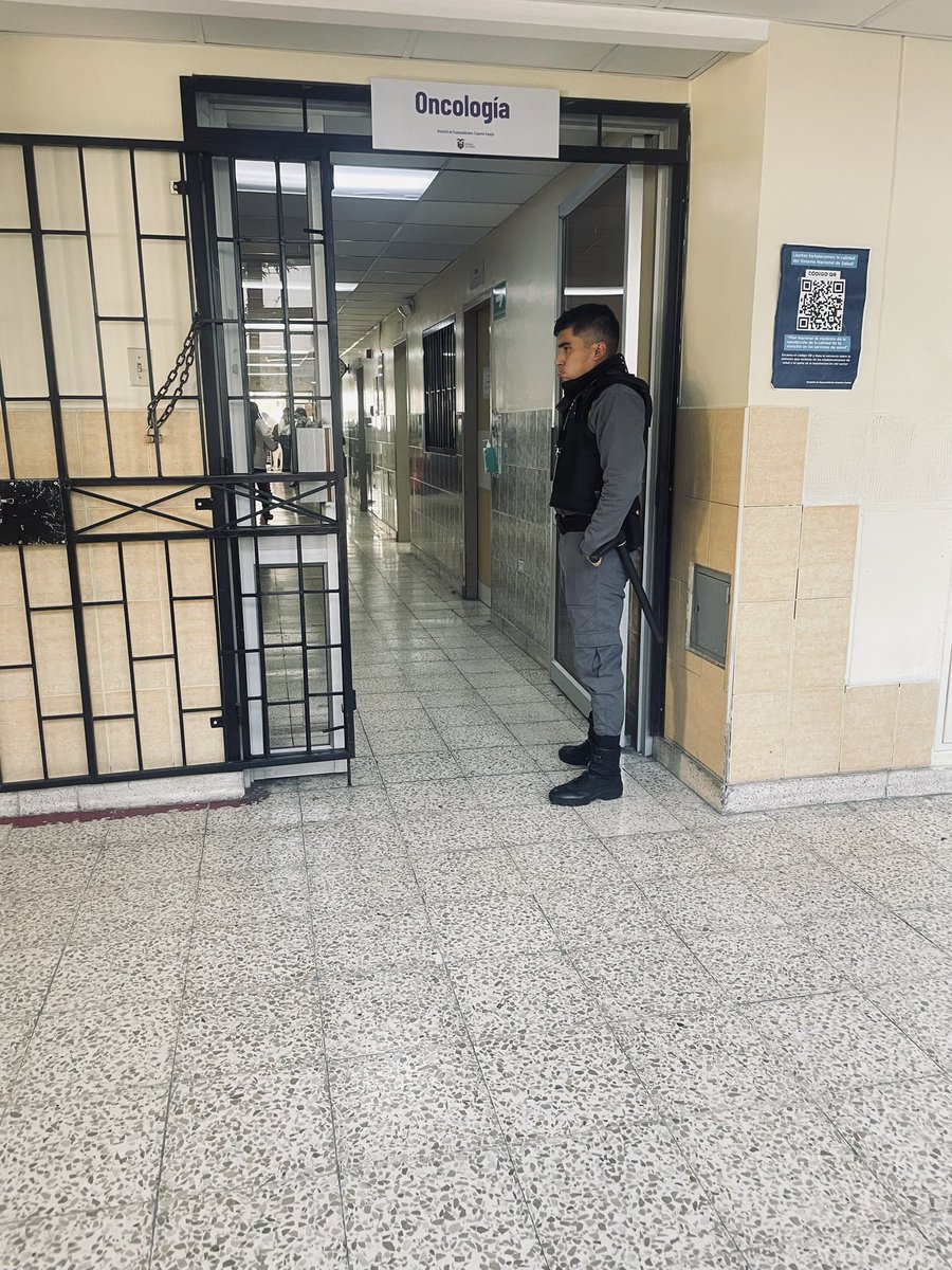 El tener la necesidad de ser  atendido en una hospital público les da derecho a tratar a la patada?