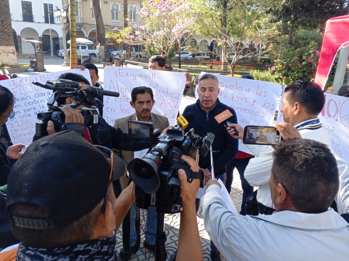 Organizaciones civiles se congregaron en Plaza 14 de Septiembre exigiendo mejor atención médica y suministro constante de antirretrovirales. Denuncian que la burocracia pone en riesgo a personas con VIH. #Salud #VIH #URGENTE  #AIDS