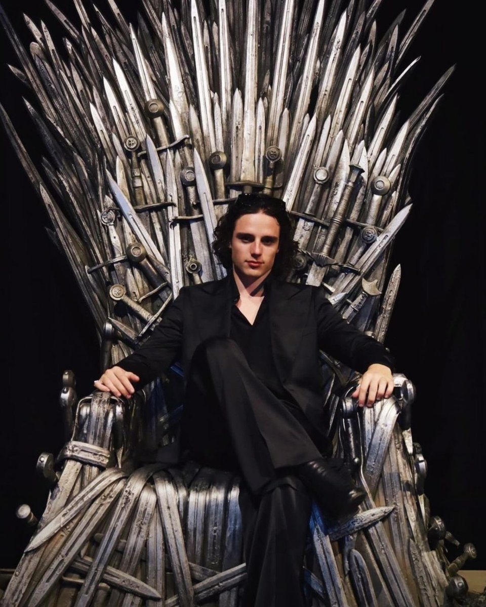 ODET0THEMETS's tweet photo. “His Grace sat Jace upon his knee atop the Iron Throne as he was holding court, and was heard to say, ‘One day this will be your seat, lad.’” — fire &amp; blood, 377. https://t.co/gB297YDqGB