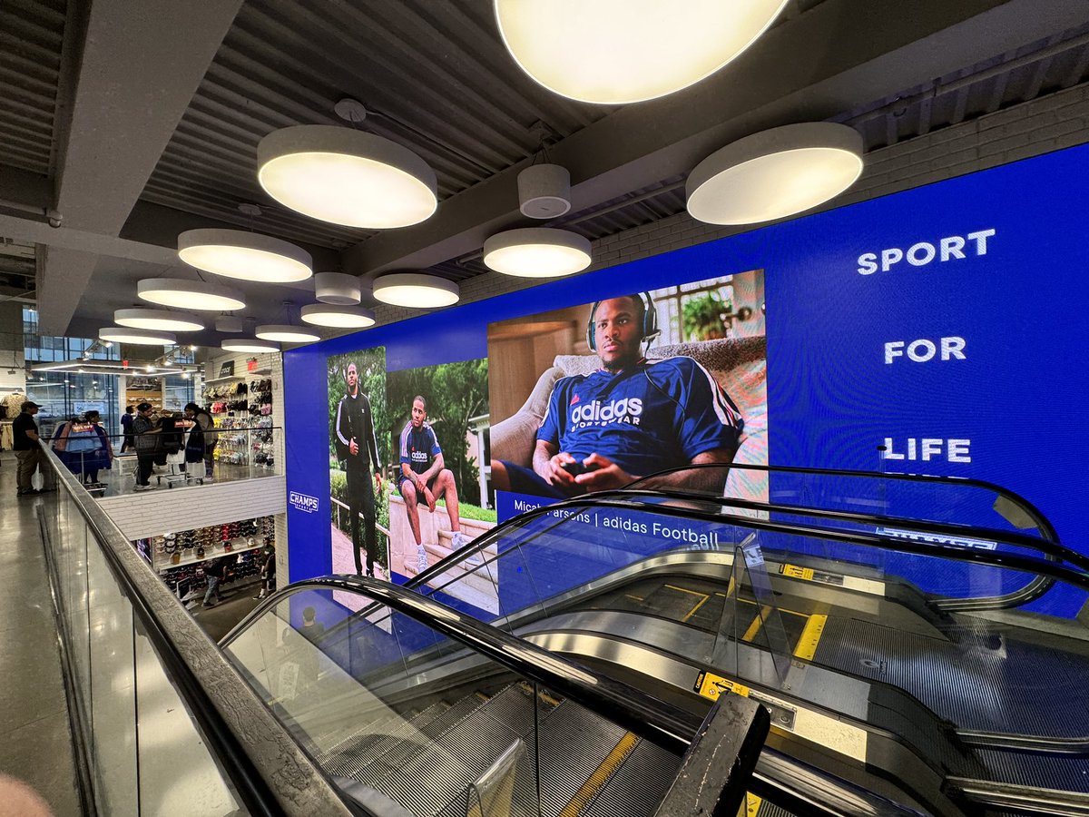 PhotoMeron's tweet image. A couple years ago had my first Times Square billboard now we go interior lol. 2 story digital billboard inside the Times Square @champssports - a dope day talking about video games with @MicahhParsons11