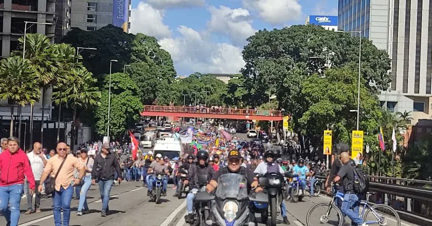 cbolivariana's tweet photo. La clase trabajadora, la #CBST con sus federaciones y sindicatos, tomó las calles este #31Jul, en defensa de la paz y para derrotar al fascismo.

A Miraflores para ratificar el triunfo de @NicolasMaduro. 

#MariaCorinaYEdmundoPresosYA #CarcelPaLaSayona #Comanditos #VenezuelaEsPaz https://t.co/rLdkqea4KT