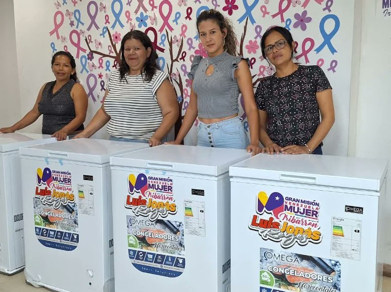 immioficial's tweet photo. #31Jul ⚧👏💜Este miércoles, la @Iribarren_Alc gracias al apoyo del pdte @NicolasMaduro entregó 48 congeladores a emprendedores (as) de las 10 parroquias del municipio, iniciativa que apalanca y contribuye al desarrollo económico del país y el municipio.
#VenezuelaEsPaz https://t.co/1RBn6Id1nu
