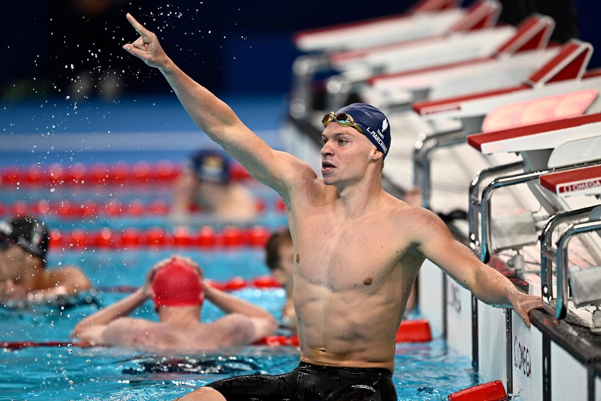 RomainGli's tweet photo. Léon Marchand a fait une course contre Poseidon. 
Le perdant devait se trimbaler un Trident.
#Paris2024 https://t.co/WdYFLmjvFG