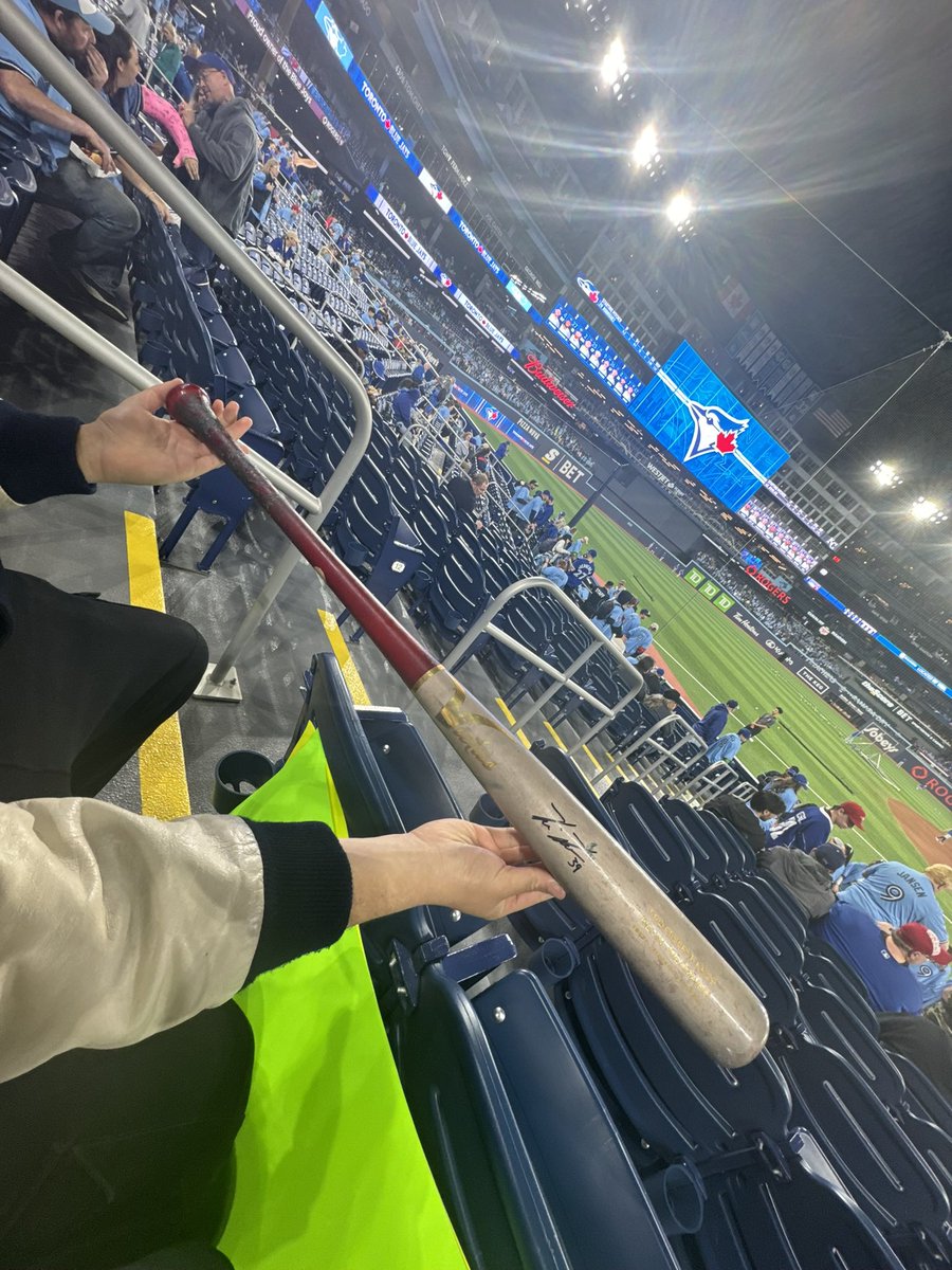 juphillips1515's tweet photo. @KKiermaier39 @BlueJays Thank you Kevin!! Thank you for this wonderful memory of giving me your bat earlier this year! I will miss watching you play everyday 🫶🏻 come visit Canada during your retirement https://t.co/30wSZXXbUa