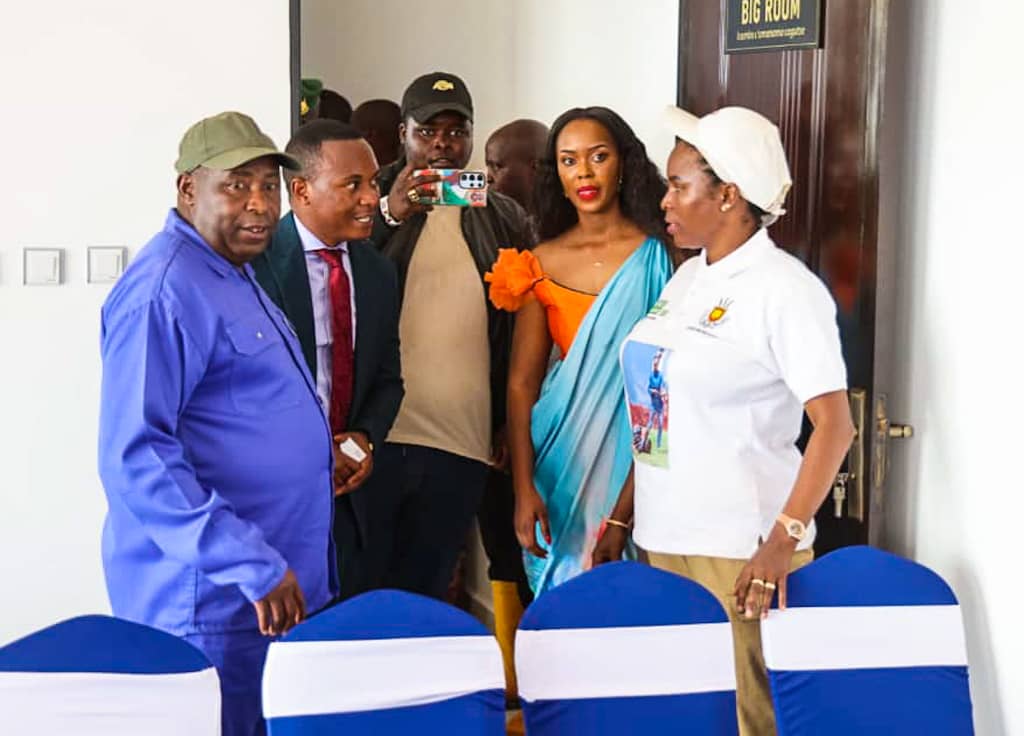 GitegaVuturaa's tweet photo. @GeneralNeva Nyenicubahiro mugukeza #Gasape yongeye ati: "Kubera iyi nyubakwa yokwakira ingenzi, abantu benshi bazogendera iyi ntara ya @Gitega hanyuma n'abarwizamwimbu baharonkere isoko y'ivyo bahingura".
@KwaNtare
@BurundiGov https://t.co/lSLGvQG4o3