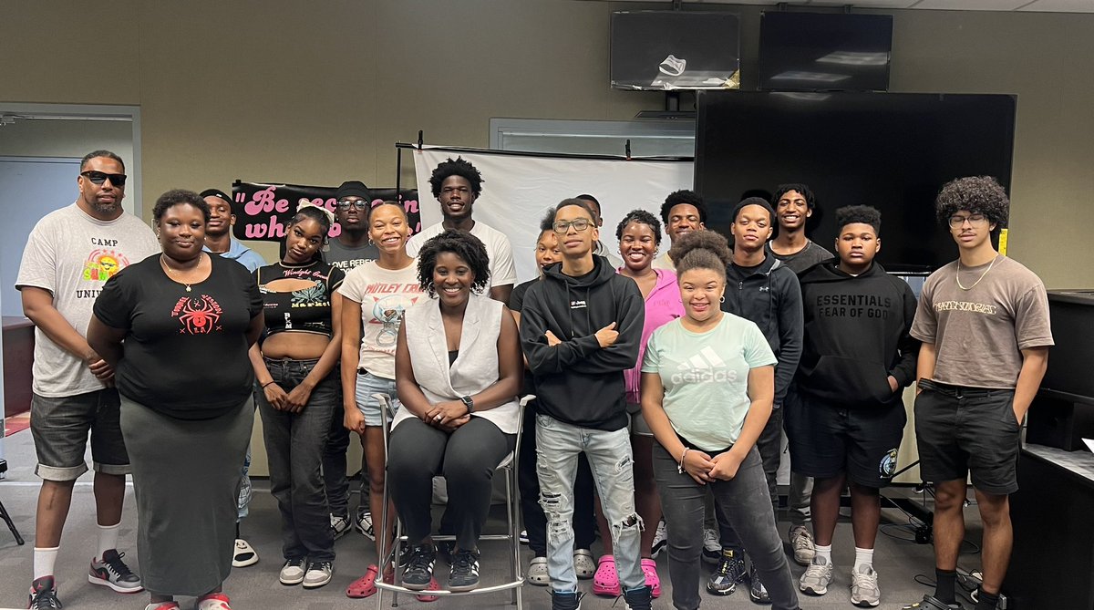 MakaioKeels's tweet image. Thank you so much @CMCHenderson @chenderson for the amazing Q&A & conversation with @DCDPR Deanwood Broadcast program. We appreciate you for stopping by when u didn’t have to Thank you again❤️💯