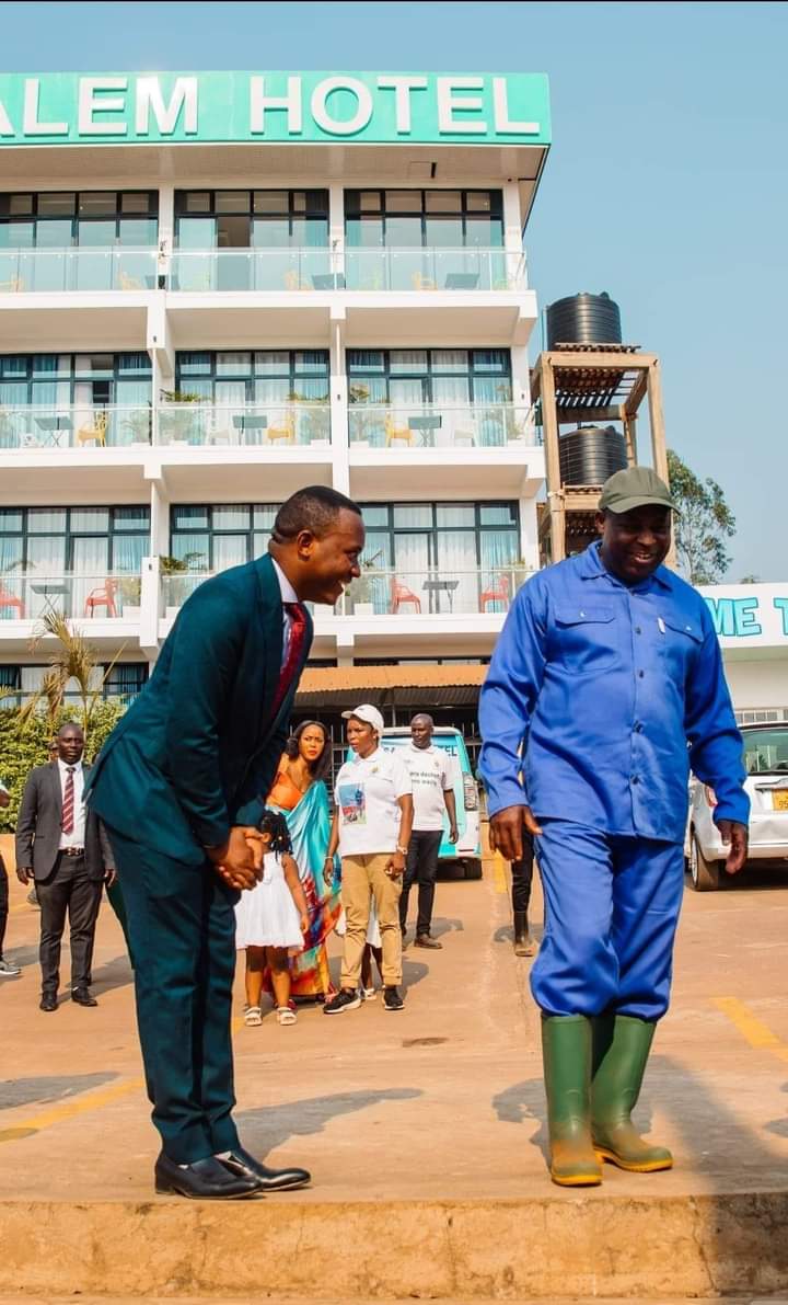 GitegaVuturaa's tweet photo. @GeneralNeva Nyenicubahiro mugukeza #Gasape yongeye ati: "Kubera iyi nyubakwa yokwakira ingenzi, abantu benshi bazogendera iyi ntara ya @Gitega hanyuma n'abarwizamwimbu baharonkere isoko y'ivyo bahingura".
@KwaNtare
@BurundiGov https://t.co/lSLGvQG4o3