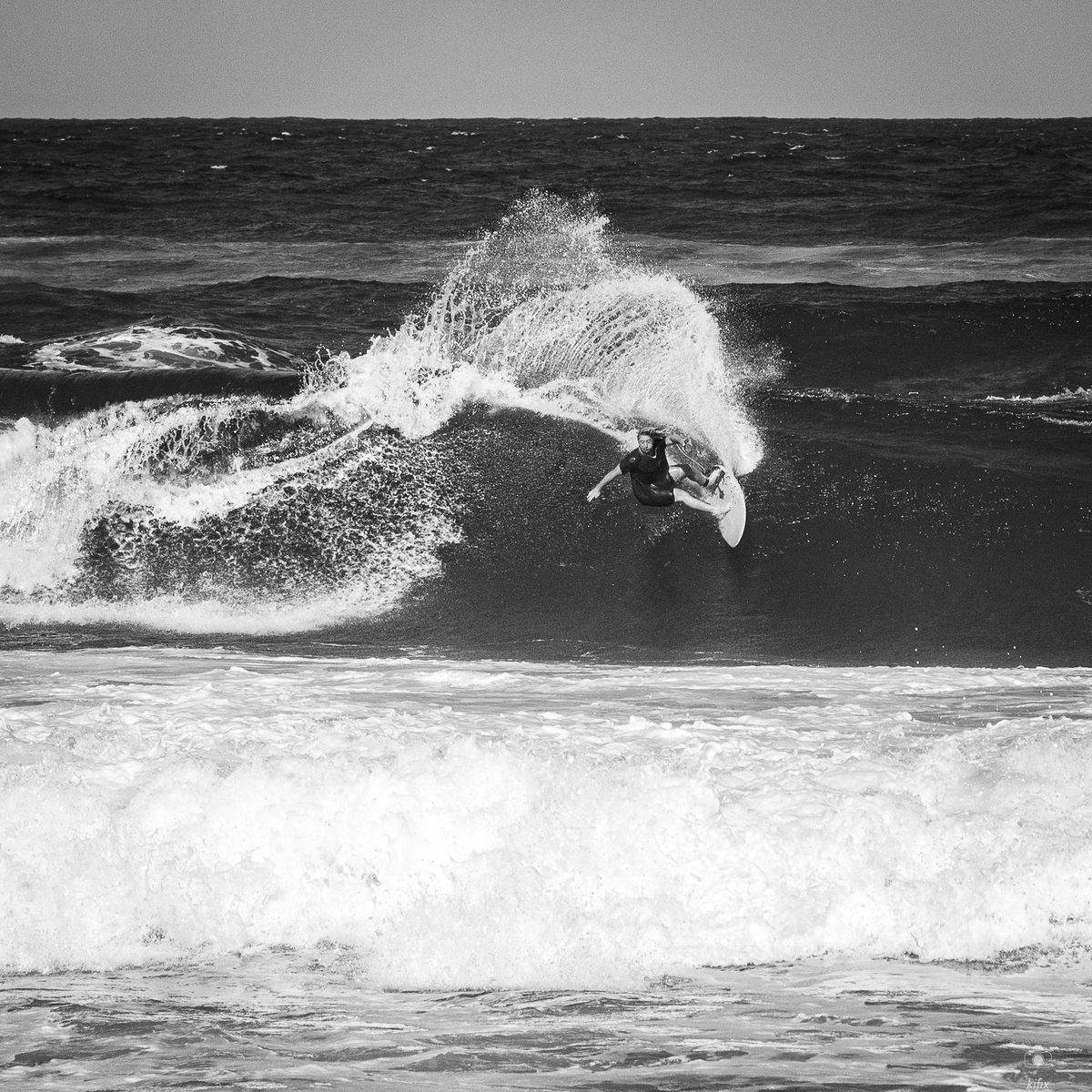 Kifix_photo's tweet photo. Some black and white surfing in Guadeloupe, french west indies.
#surf #surfing #surfphotos #Guadeloupe #gwada #lemoule #surfphotography #loveguadeloupe #caribbean #caraibes #surfguadeloupe #shortboard #noiretblanc #blackandwhite #surfingfrance @surfsessionmag https://t.co/Ovv8E39ReN