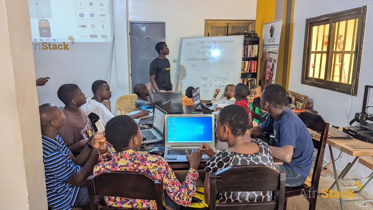 afristack's tweet image. #AfriStack #Tech4kids - #Useful_Holidays 2024
La semaine passée, nos jeunes talents ont exploré la création de jeux vidéo avec #Scratch, les bases d' #Arduino et ont brillamment programmé leurs premiers feux tricolores.

#ImpactAfrica #STEMEducation #Togo #iot #IA #electronic