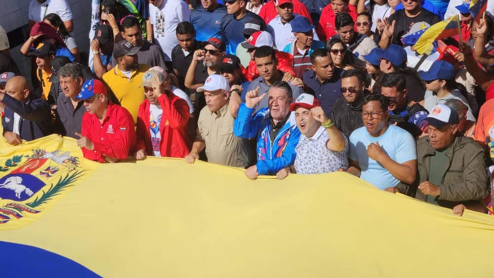 #31Jul || La Clase Obrera se encuentra en las calles rumbo al Palacio de Miraflores llenos de alegría a respaldar al Compatriota Bolivariano Trabajador Presidente y Comandante en Jefe <a href="/NicolasMaduro/">Nicolás Maduro</a> 

Seguiremos  movilizados en defensa de la Paz #VenezuelaEsPaz