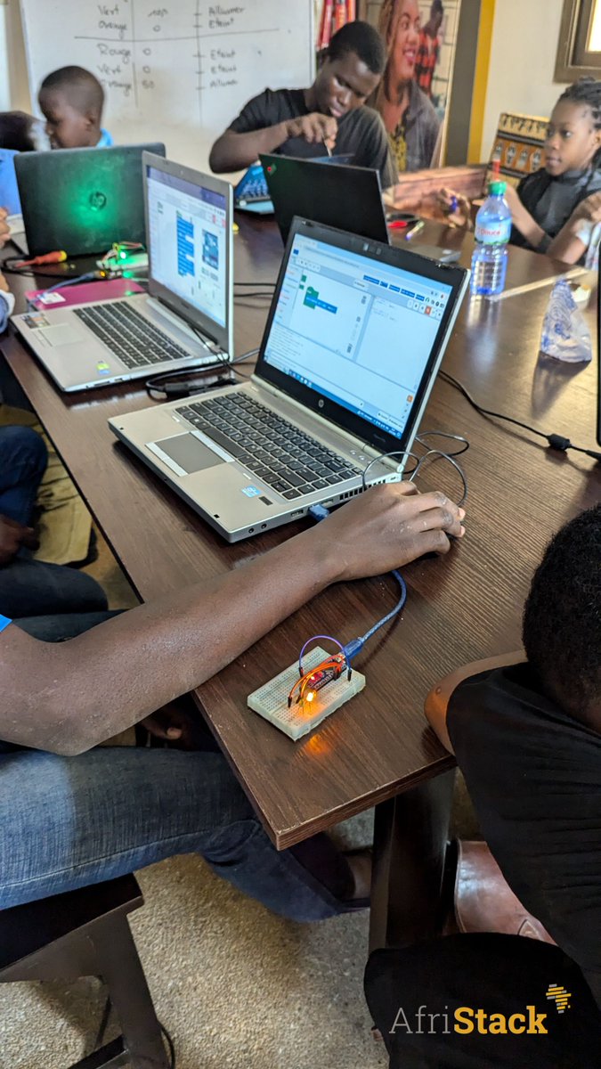 afristack's tweet image. #AfriStack #Tech4kids - #Useful_Holidays 2024
La semaine passée, nos jeunes talents ont exploré la création de jeux vidéo avec #Scratch, les bases d' #Arduino et ont brillamment programmé leurs premiers feux tricolores.

#ImpactAfrica #STEMEducation #Togo #iot #IA #electronic