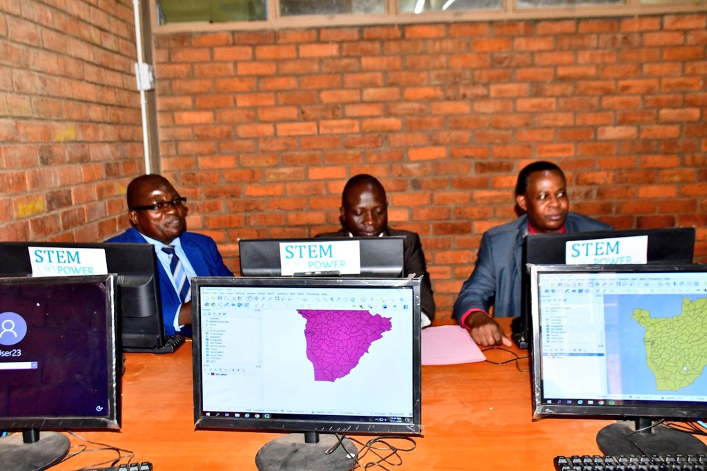 Gitega's tweet photo. #Burundi Dans son allocution , le représentant régional de #STEM_POWER ,Serukiza Espoir a indiqué que le centre #STEM_UPG inauguré est un investissement dans l'avenir des étudiants et dans l'avancement de la recherche et de l'innovation. https://t.co/pTAeRlQcgl