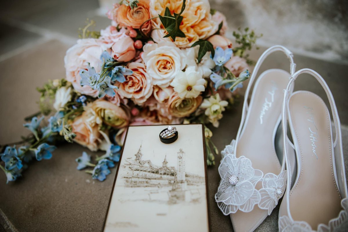 Get caught up on Tangled Roots Farm in Oldham County, KY.

You can find Tangled Roots Farm on FB/IG (@tangledrootsfarmstand), and on: tangledrootsfarms.com.

#KYGrownCutFlowers #KYGrownCutFlowerMonth #KYFlowerFarmer #LocalFlowers #farmerflorist