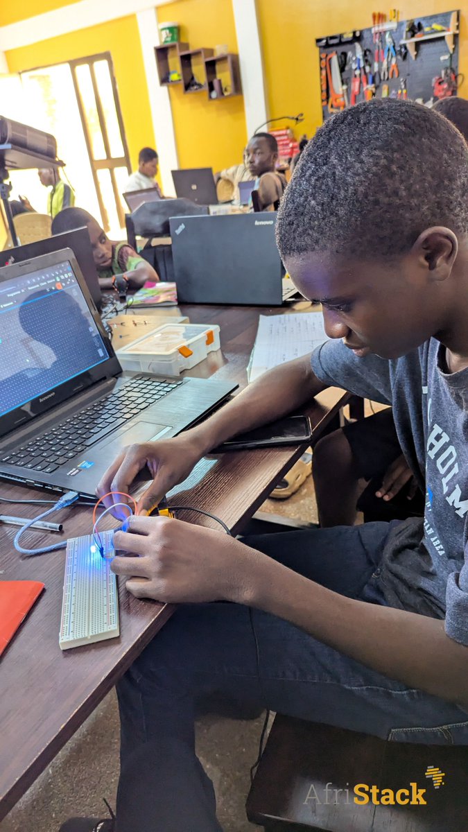 afristack's tweet image. #AfriStack #Tech4kids - #Useful_Holidays 2024
La semaine passée, nos jeunes talents ont exploré la création de jeux vidéo avec #Scratch, les bases d' #Arduino et ont brillamment programmé leurs premiers feux tricolores.

#ImpactAfrica #STEMEducation #Togo #iot #IA #electronic