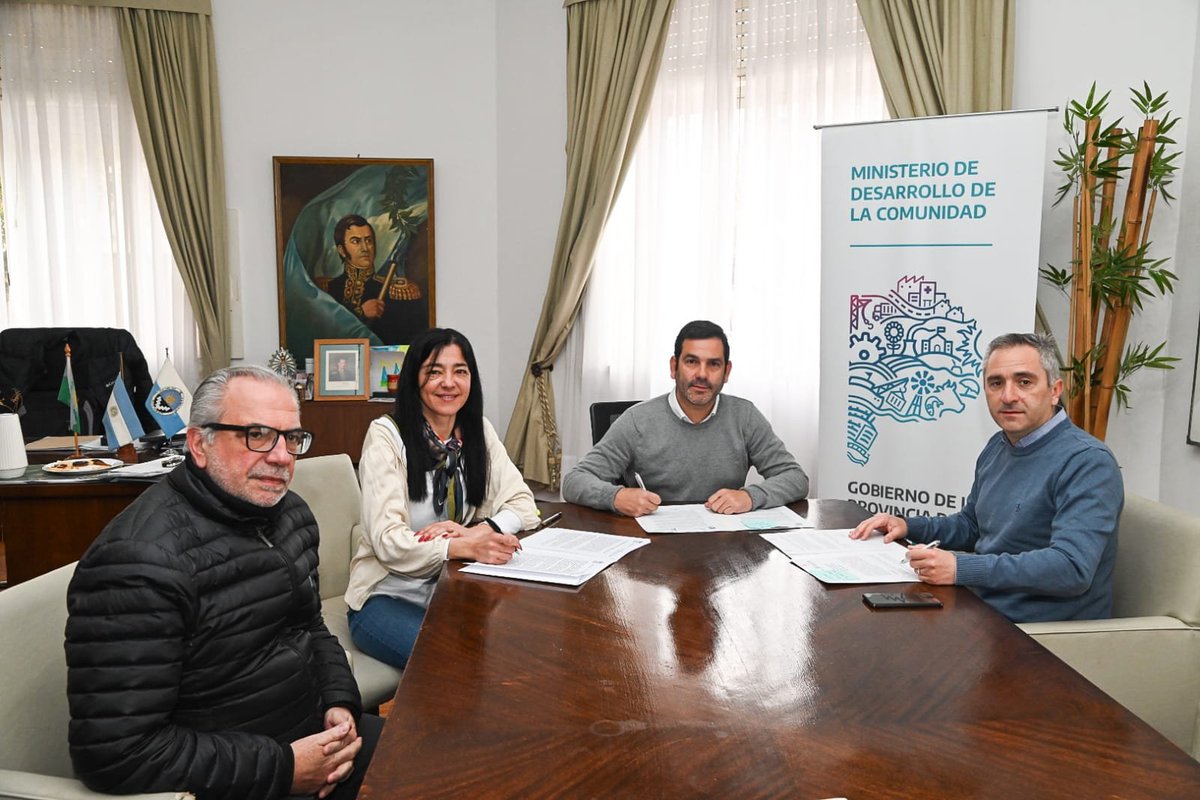 En #Dolores junto al intendente <a href="/jpgarciaok/">Juan Pablo García</a> firmamos la adhesión del municipio al Pacto Social por las Niñeces y Adolescencias, que contempla una inversión mensual de $4,3 millones en programas del <a href="/OrgNinezBA/">NiñezyAdolescencia</a> para la promoción de derechos y un subsidio por $15 millones destinado