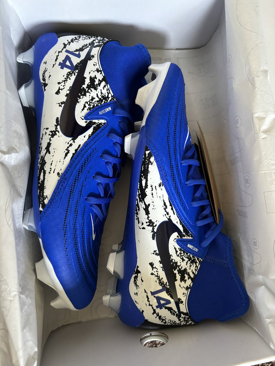 ⚽️💙 Custom made boots have arrived so he’s now a very happy lad 🥰. <a href="/LiamJPalmer/">Liam Palmer</a> what you think as we know you like your custom made boots? 🤣 #swfc