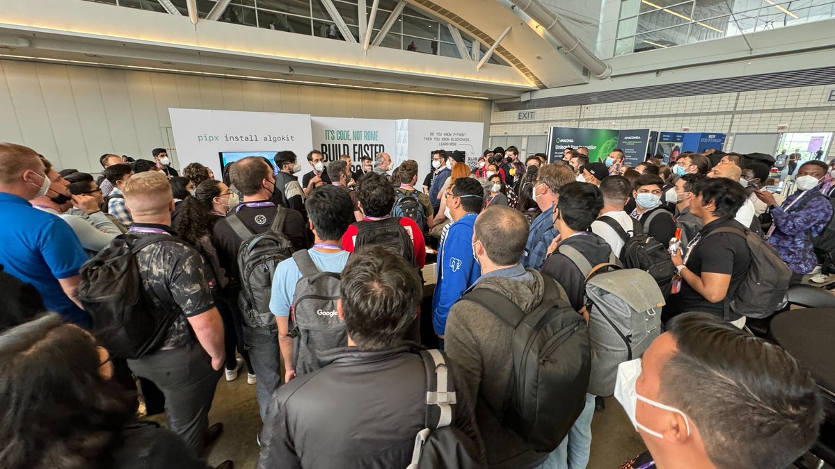 AlgoFoundation's tweet image. In terms of developer engagement, we:

🧑‍💻  hosted a dozen Developer Bootcamps and the 2nd Algorand Global Hackathon

🇻🇳  coordinated 20+ dev-focused workshops in the APAC region

🇳🇬  led a #PythonMay initiative with 5 dev sessions in Nigeria

🇮🇳  held multi-day virtual training…