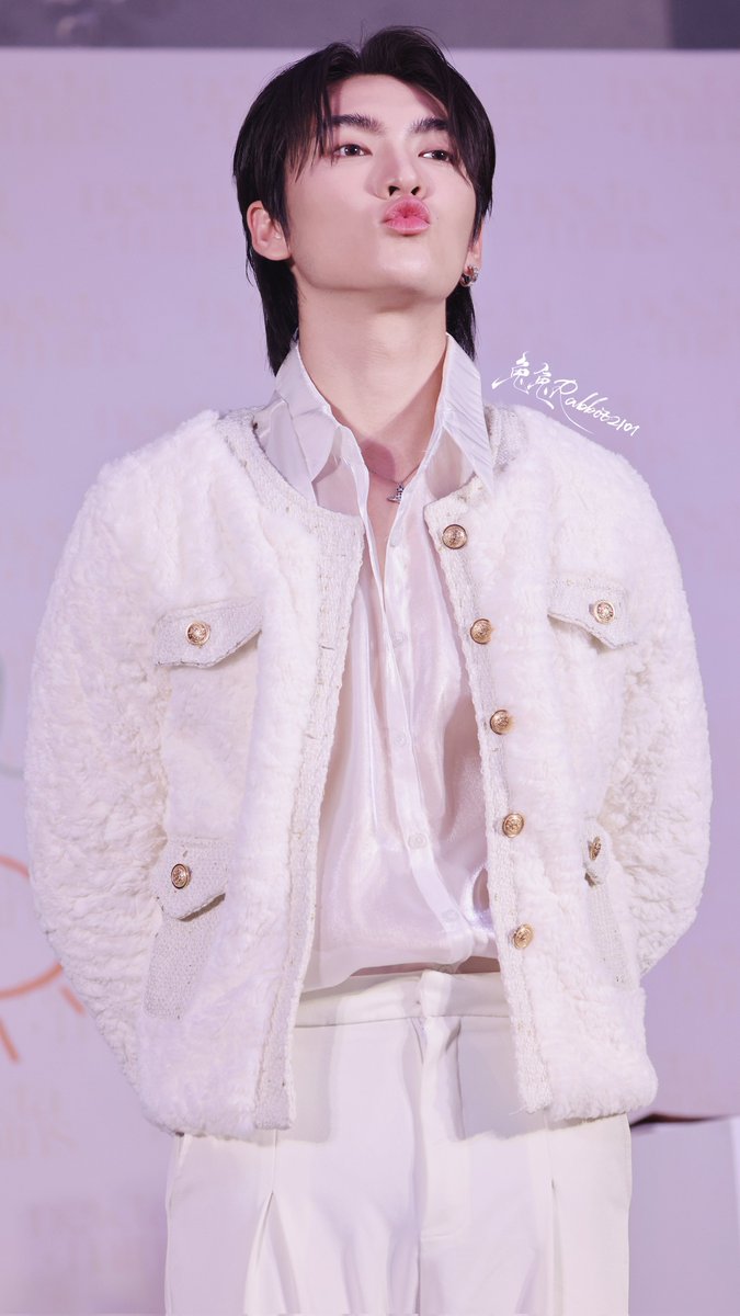 Elenachien_'s tweet photo. 发一条和努力了的七月告别，无论是谁都真的很努力了😌
八月都继续好好加油吧，努力工作同时也要争取好好休息。
@Bossckm_  💪🏻💪🏻💪🏻

#Bosschaikamon 
#BOSSCKM
#FansignwithBoss
#BossCKM25thBDParty
#BOSSCKMBDPARTY2024 
#WetBrushxBossckm
#ShawtyBoss
#BoNoh https://t.co/8zBJUtvI6y