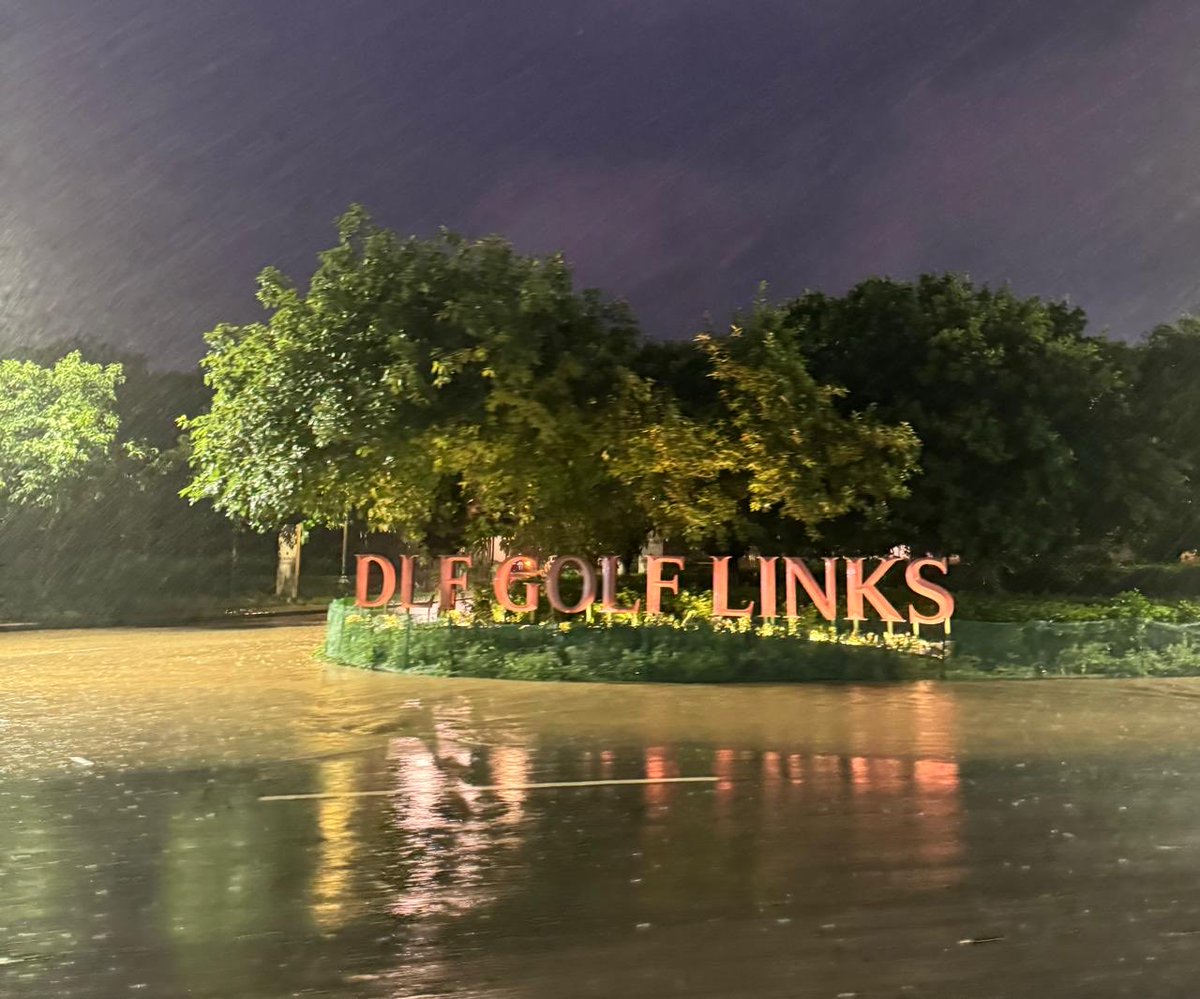 Entrance to Rs 100 Cr flats in ultra luxury condo in Gurugram. ⁦<a href="/TOIGurgaon/">TOI Gurgaon</a>⁩ ⁦<a href="/OfficialGMDA/">GMDA</a>⁩ ⁦<a href="/MunCorpGurugram/">MCG</a>⁩ #dlf #golfcourseroad #Rs100Cr #luxury #housing #civicissues #infra #developer #infrastructure