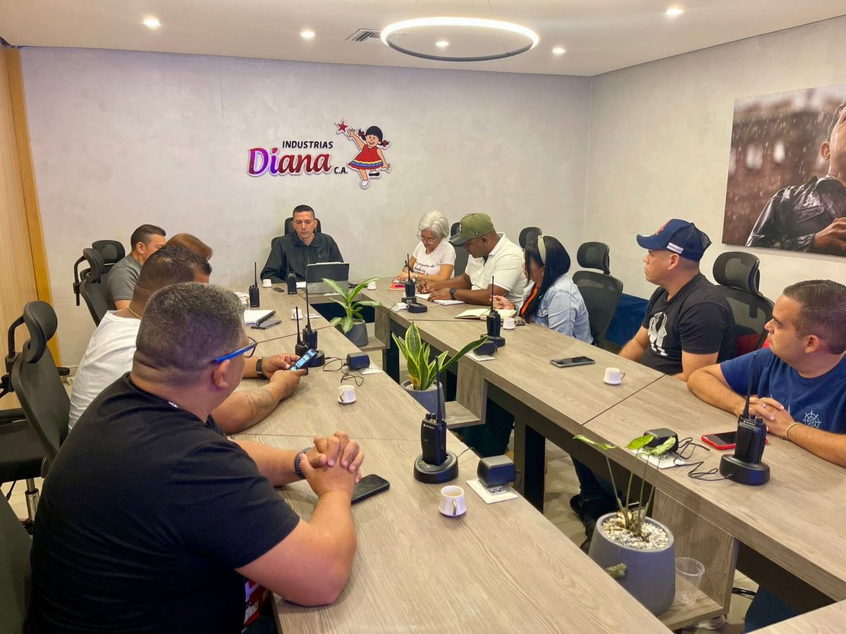 RomeroFelixE's tweet photo. 31-J Aquí me encuentro junto a los gerentes de #IndustriasDiana revisando los indicadores y planificando las nuevas metas a alcanzar en el extraordinario y productivo mes de Agosto. Tenemos la meta de seguir aumentando la producción en cada una de las líneas de trabajo y junto a la clase obrera lo vamos a lograr! 
 
#CalidadYTradición 
#VenezuelaEsPaz