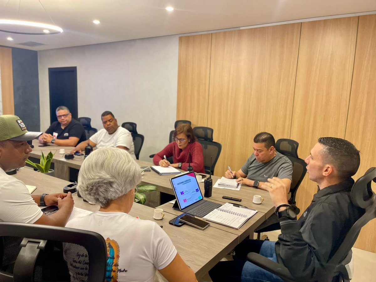 RomeroFelixE's tweet photo. 31-J Aquí me encuentro junto a los gerentes de #IndustriasDiana revisando los indicadores y planificando las nuevas metas a alcanzar en el extraordinario y productivo mes de Agosto. Tenemos la meta de seguir aumentando la producción en cada una de las líneas de trabajo y junto a la clase obrera lo vamos a lograr! 
 
#CalidadYTradición 
#VenezuelaEsPaz