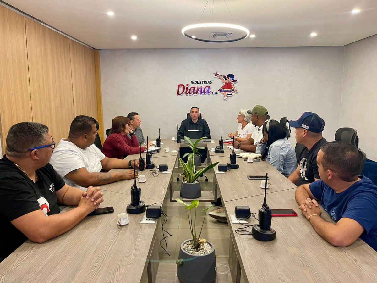 RomeroFelixE's tweet photo. 31-J Aquí me encuentro junto a los gerentes de #IndustriasDiana revisando los indicadores y planificando las nuevas metas a alcanzar en el extraordinario y productivo mes de Agosto. Tenemos la meta de seguir aumentando la producción en cada una de las líneas de trabajo y junto a la clase obrera lo vamos a lograr! 
 
#CalidadYTradición 
#VenezuelaEsPaz