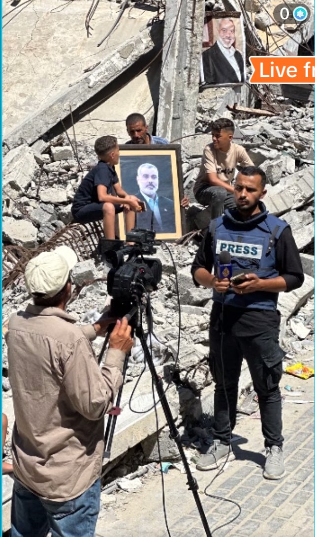 الصوره الاخيره لشهيد إسماعيل الغول والصحفي رامي الريفي في تغطية مخيم الشاطئ لإغتيال رئيس حركه حمـاس إسماعيل هنيه 🇵🇸
#اسماعيل_الغول