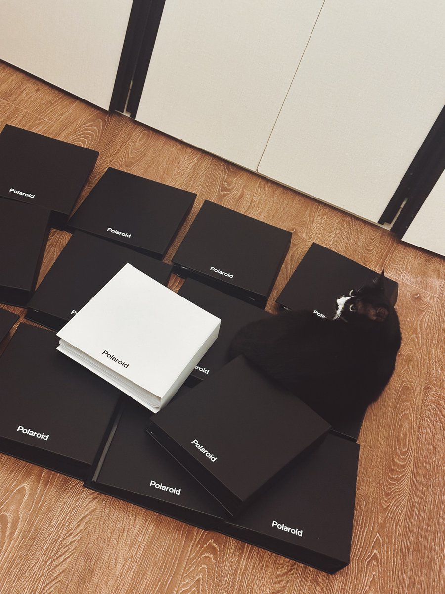 14本
每本160張
2240張寶利來人體作品
WANIMAL POLAROID
2024再拍一年
2025出新影集 https://t.co/1BSn6SSN1a